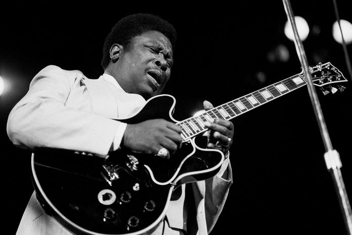 Foto antiga de B.B. King solando