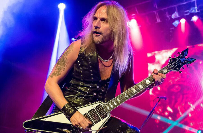 Judas Priest adia turnê após Richie Faulkner ser hospitalizado
